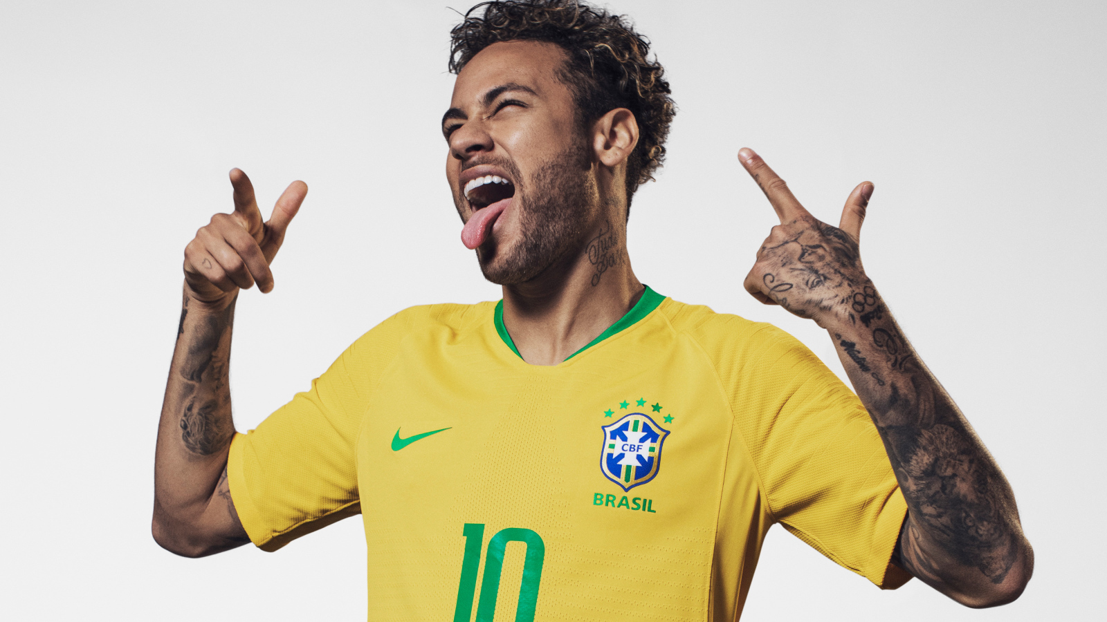 Бразильский футболист Неймар с высунутым языком