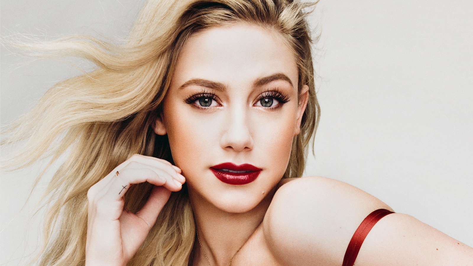 Яркая блондинка, актриса Лили Рейнхарт