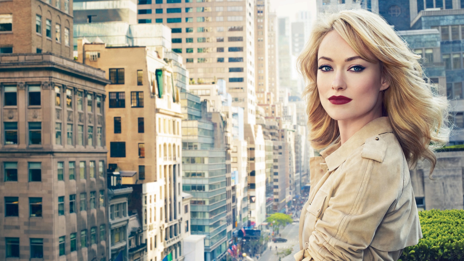 Яркая блондинка, актриса Оливия Уайлд на фоне города