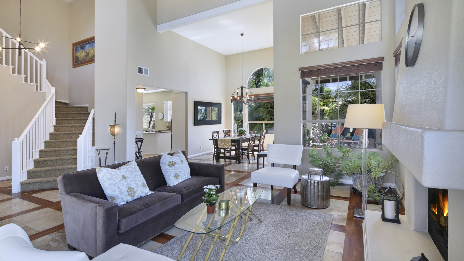 Светлая гостинная с камином и лестницей на второй этаж