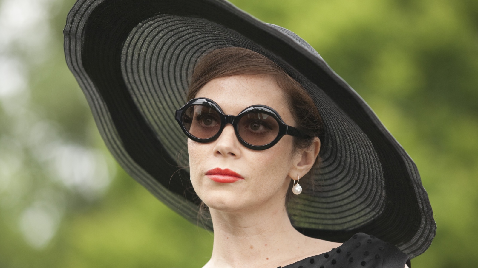 Британская актриса Анна Фрил в большой черном шляпе 