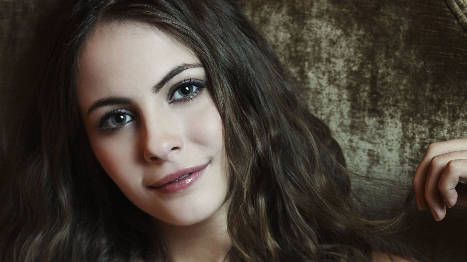 Брюнетка с красивыми глазами, актриса Уилла Холланд