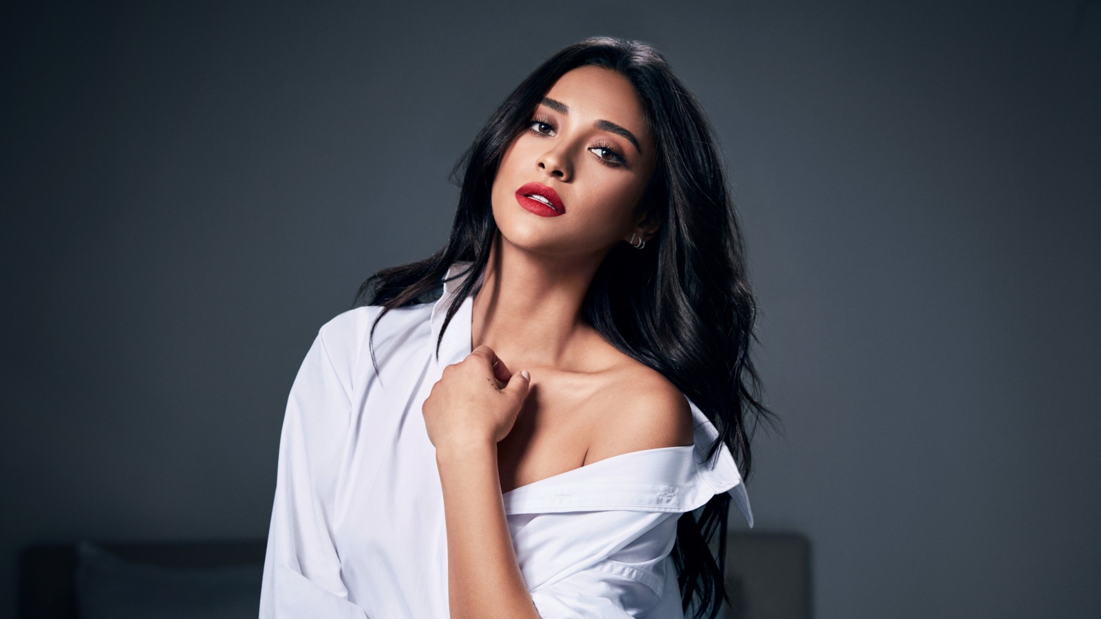 Канадская актриса Шей Митчелл на сером фоне