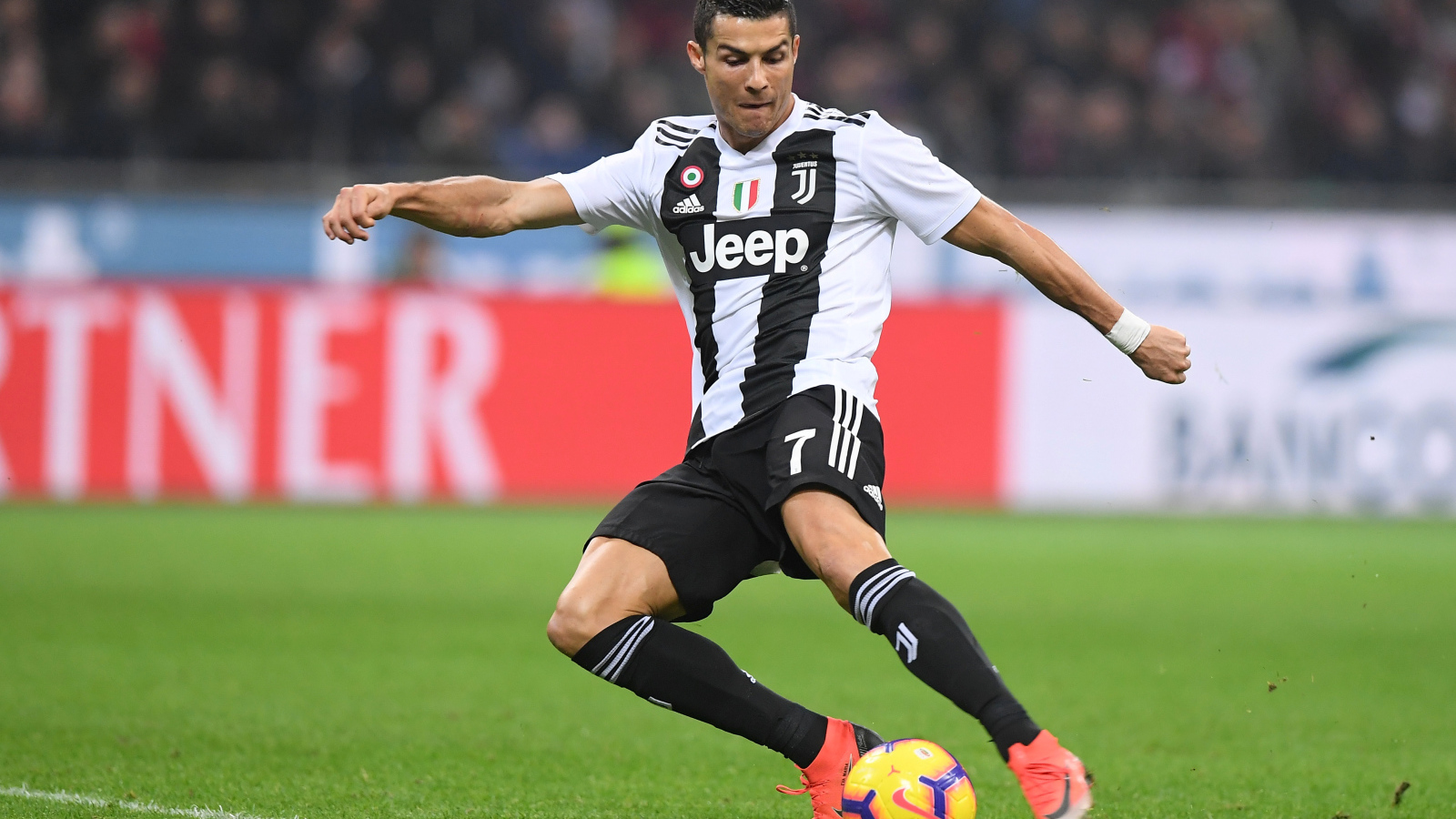 Футболист Криштиану Роналду отбирает мяч на футбольном поле 