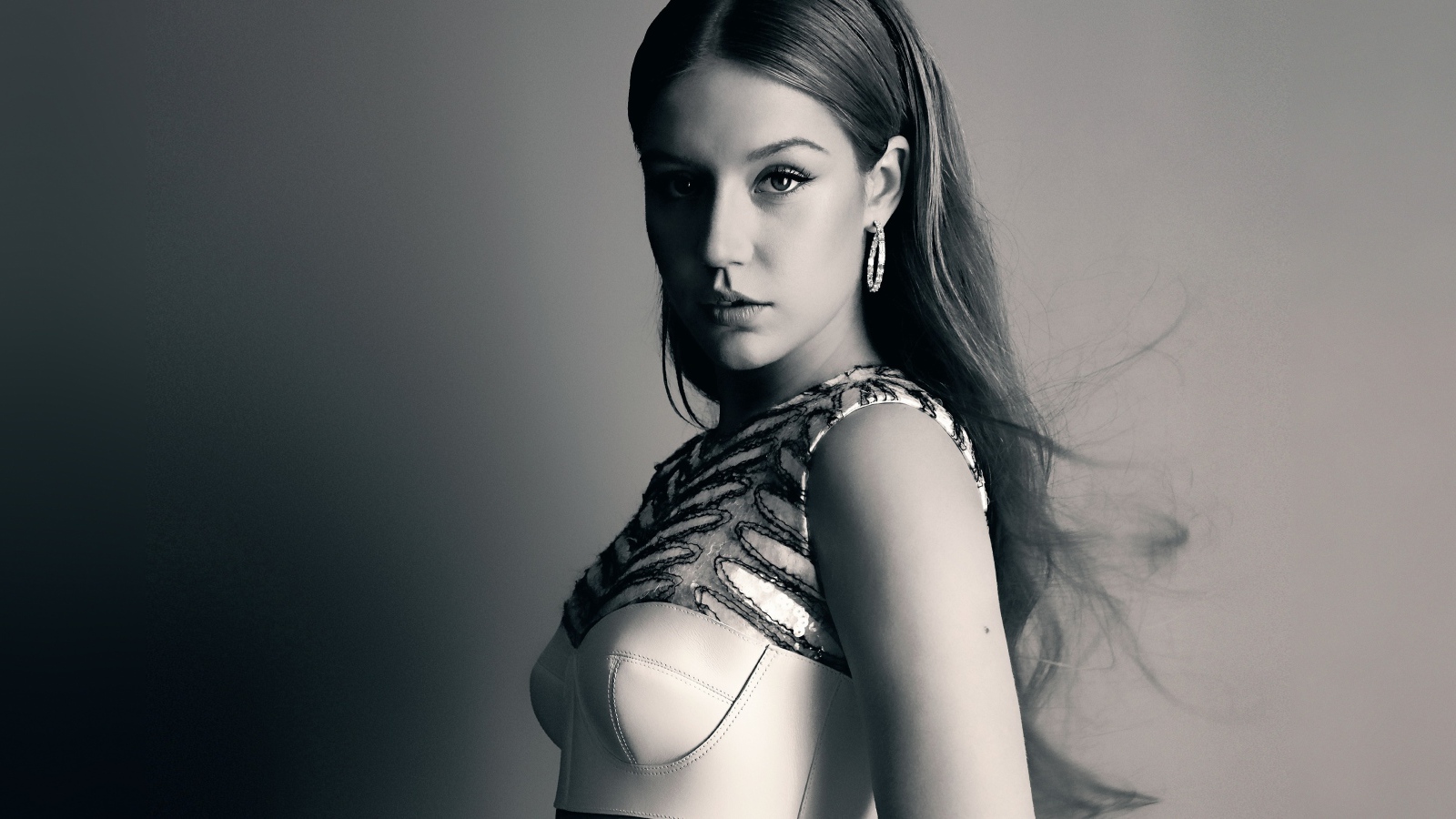 Французская актриса Адель Экзаркопулос на сером фоне 