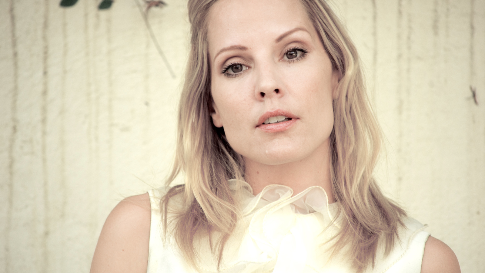 Нежная актриса Эмма Колфилд