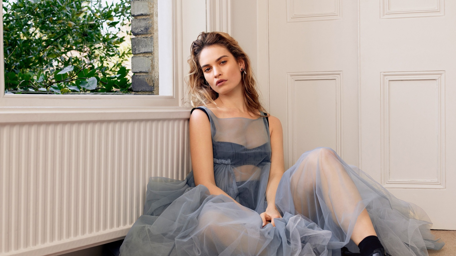 Нежная девушка актриса Лили Джеймс в красивом платье