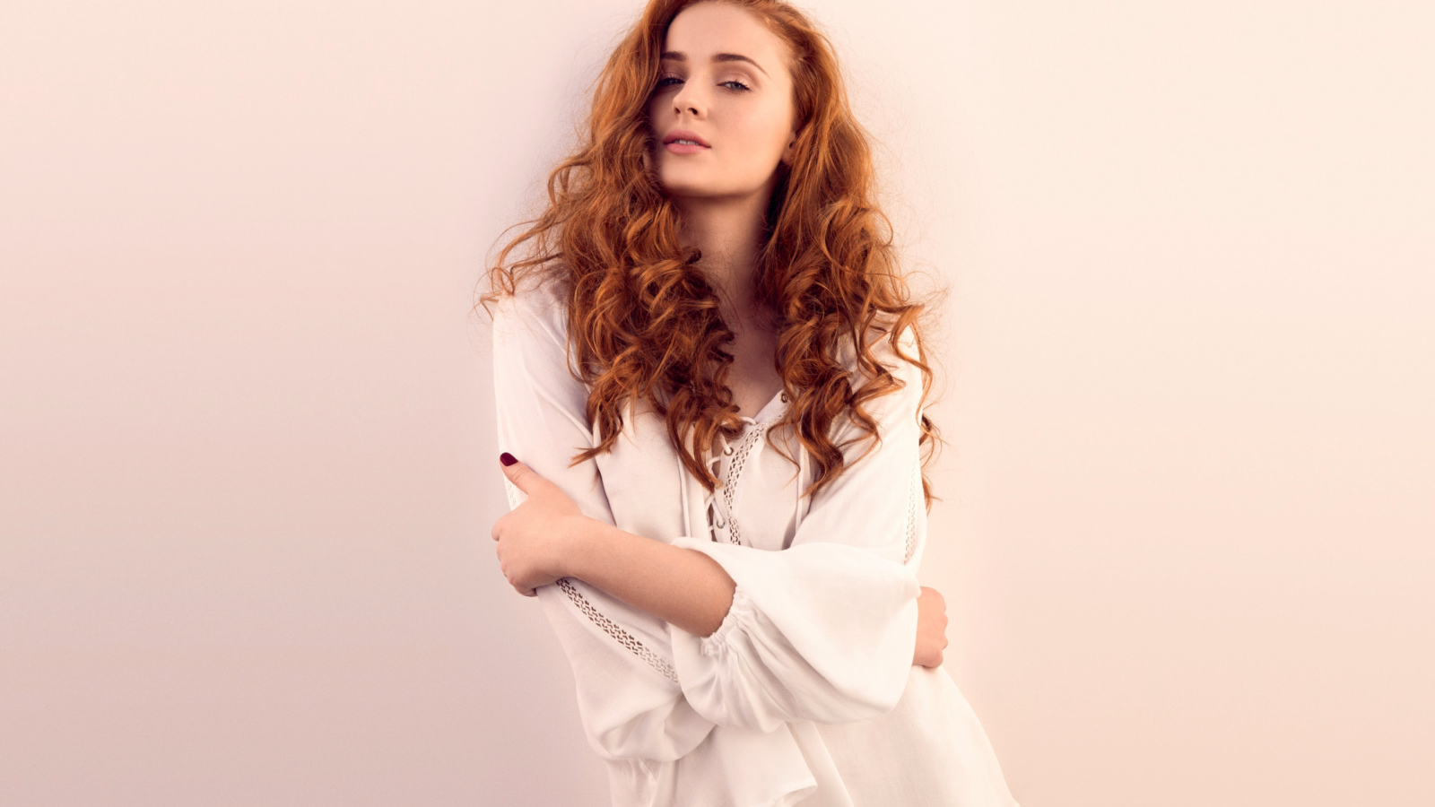 Нежная рыжеволосая актриса Софи Тёрнер в белом наряде