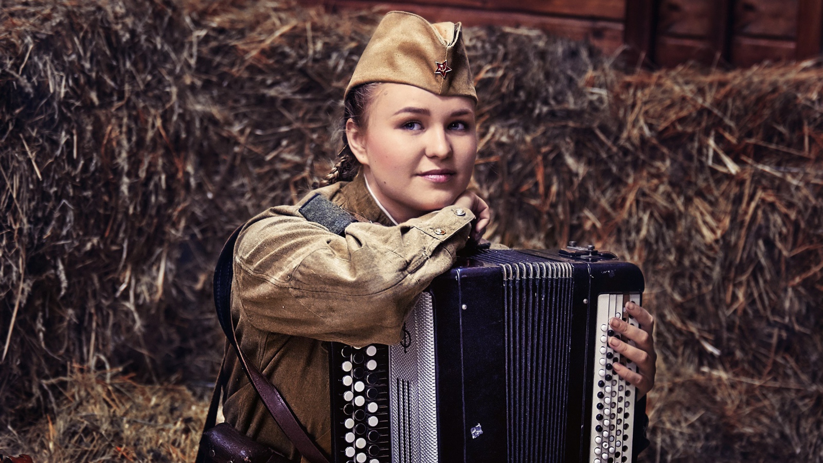 Девушка солдатка в гимнастерке с баяном,  ретро 