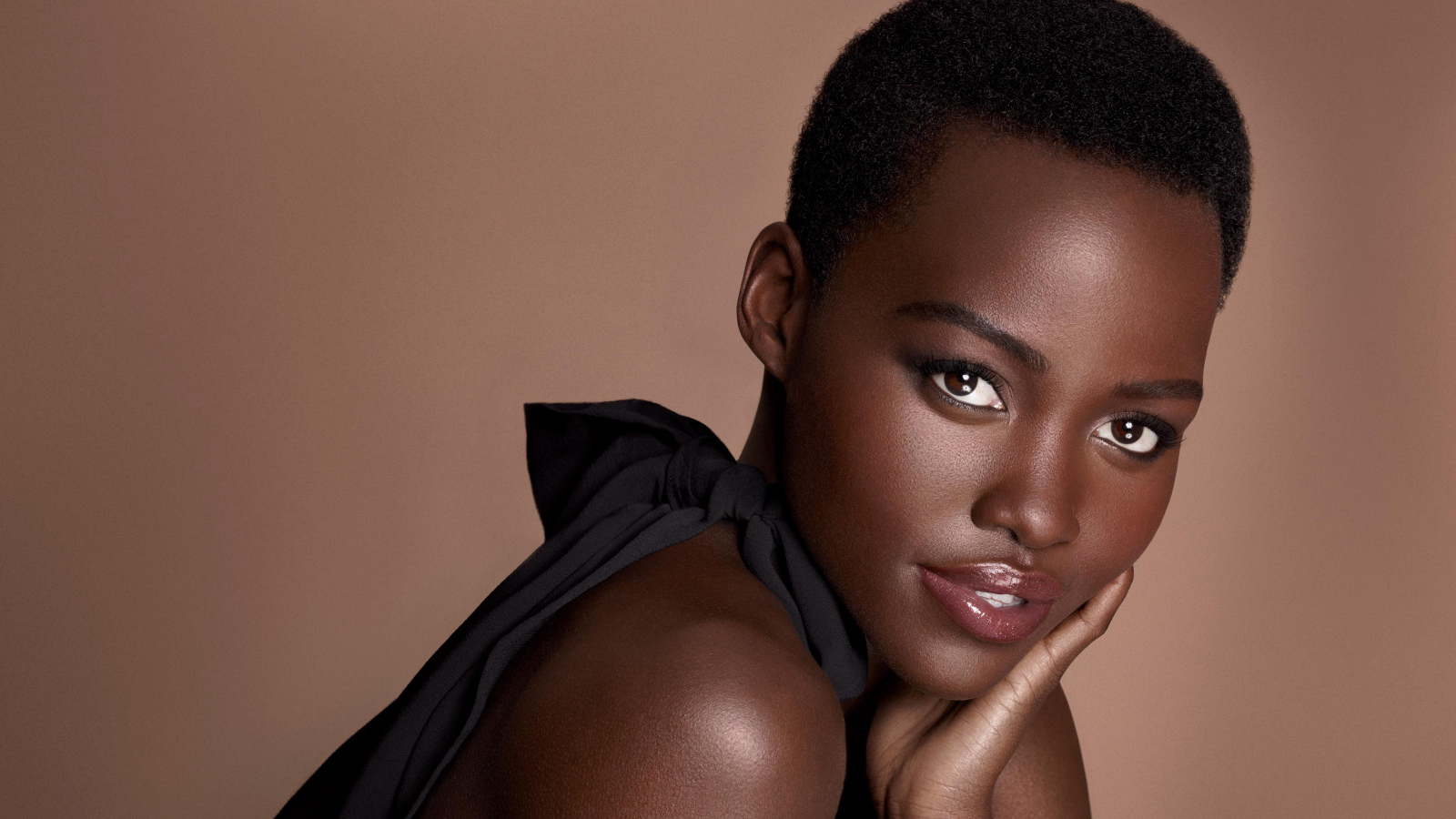 Кенийская актриса Люпита Нионго