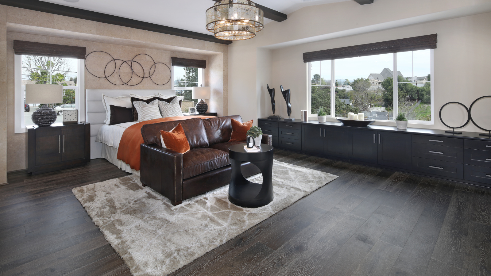 Большая спальная комната с кожаным диваном