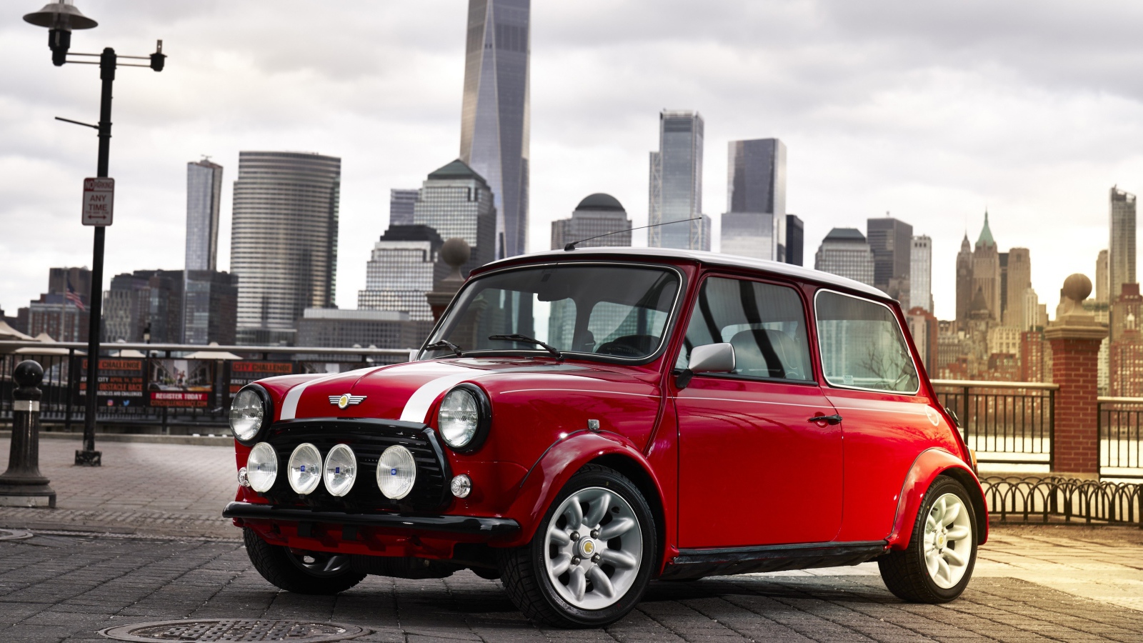 Красный Mini Electric Concept, 2018 года на фоне города