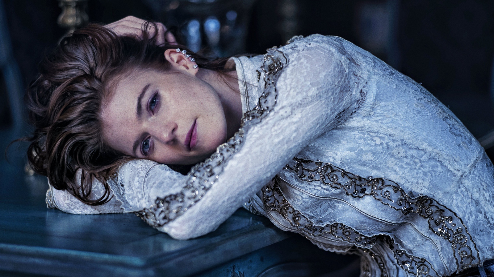 Грустная девушка, актриса Роуз Лесли