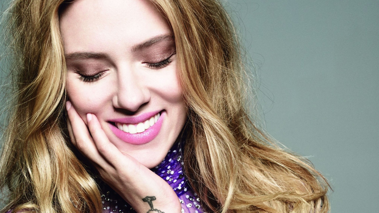 Улыбающаяся актриса Скарлетт Йоханссон