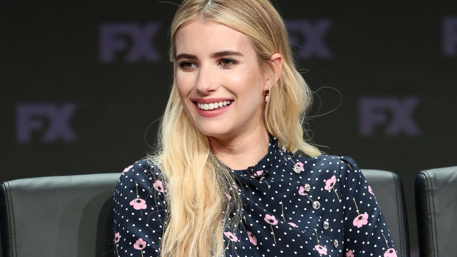 Улыбающаяся актриса Эмма Робертс