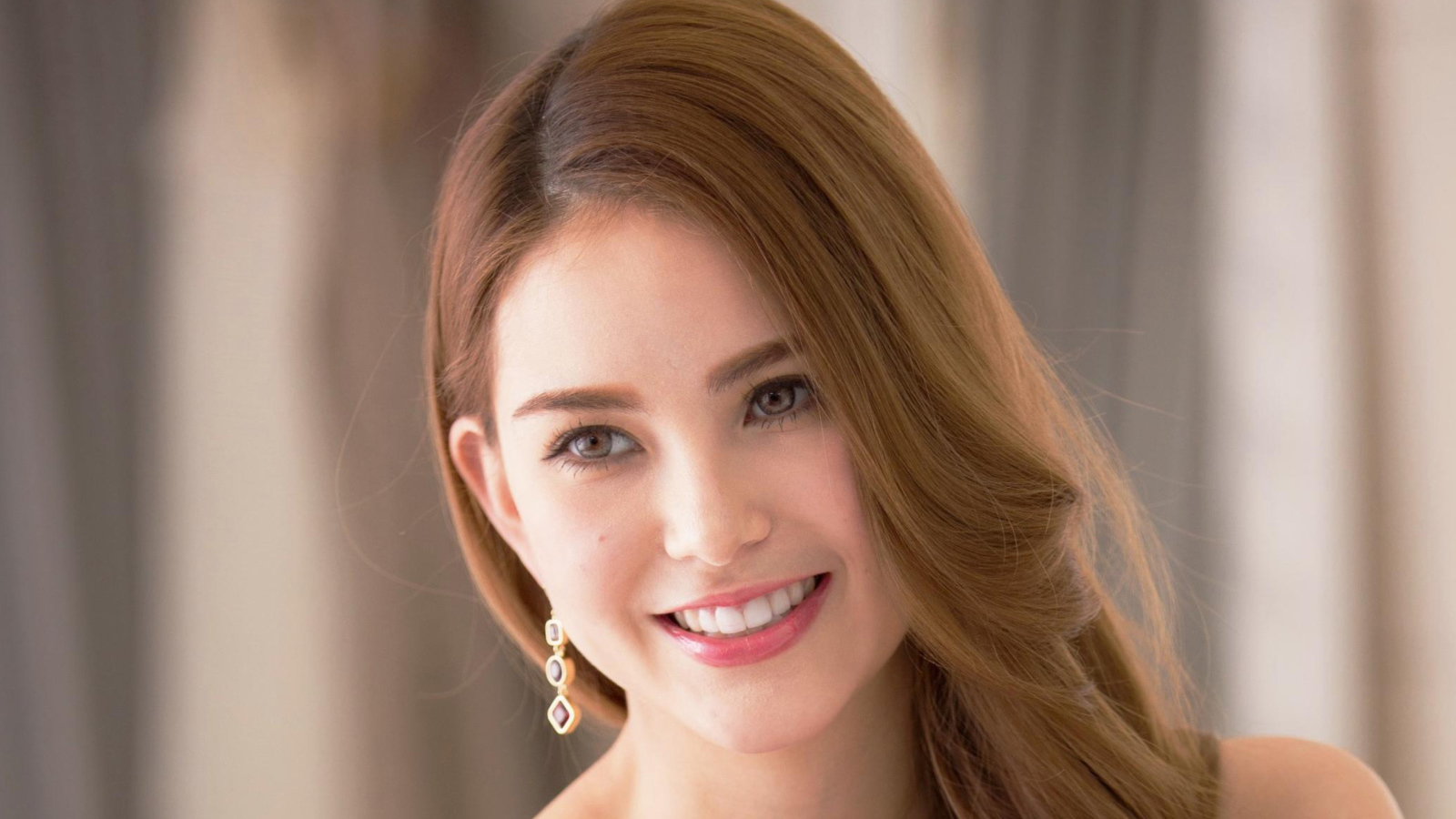 Улыбающаяся актриса Ханна Куинливан