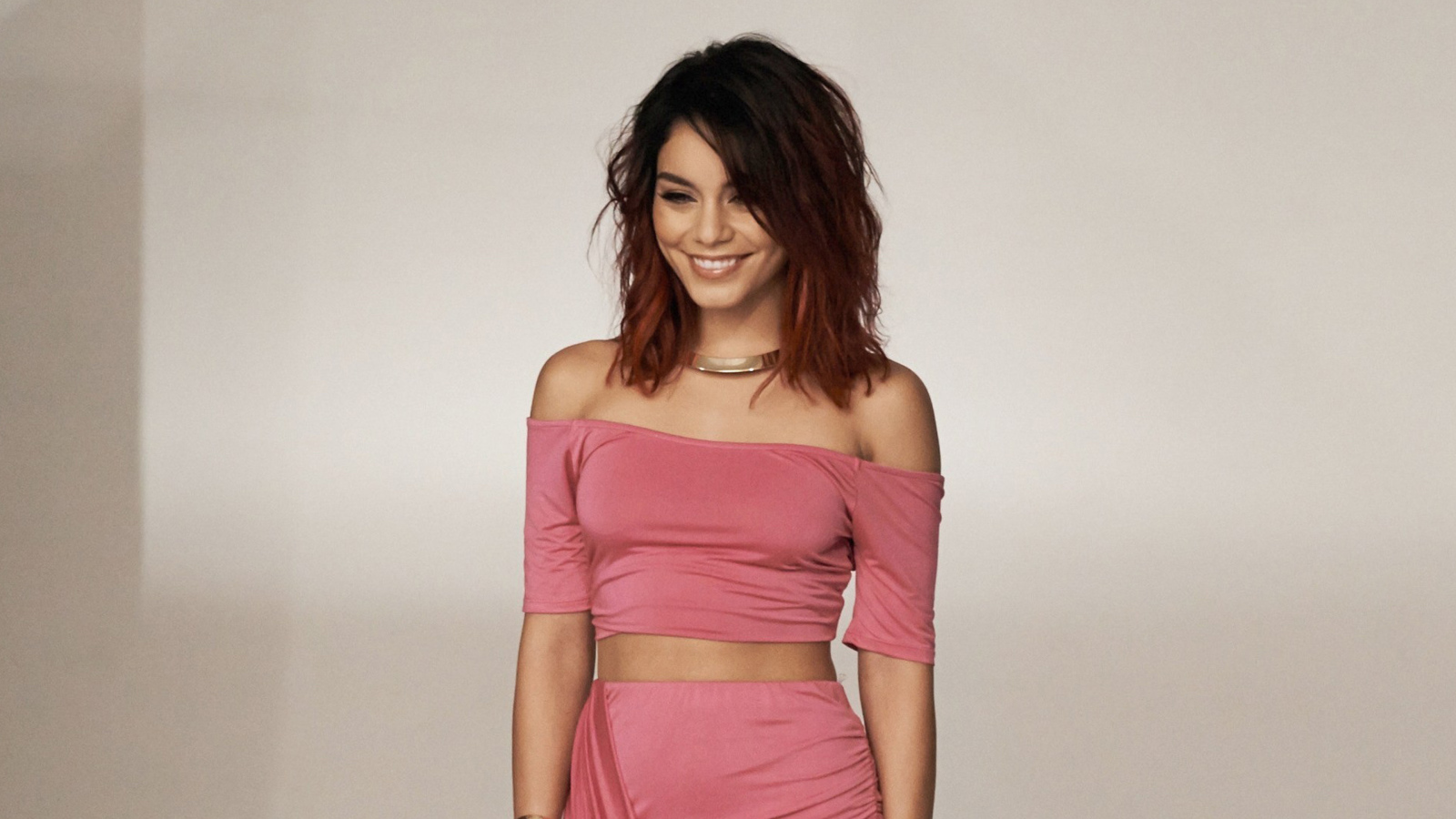 Улыбающаяся девушка актриса Ванесса Хадженс