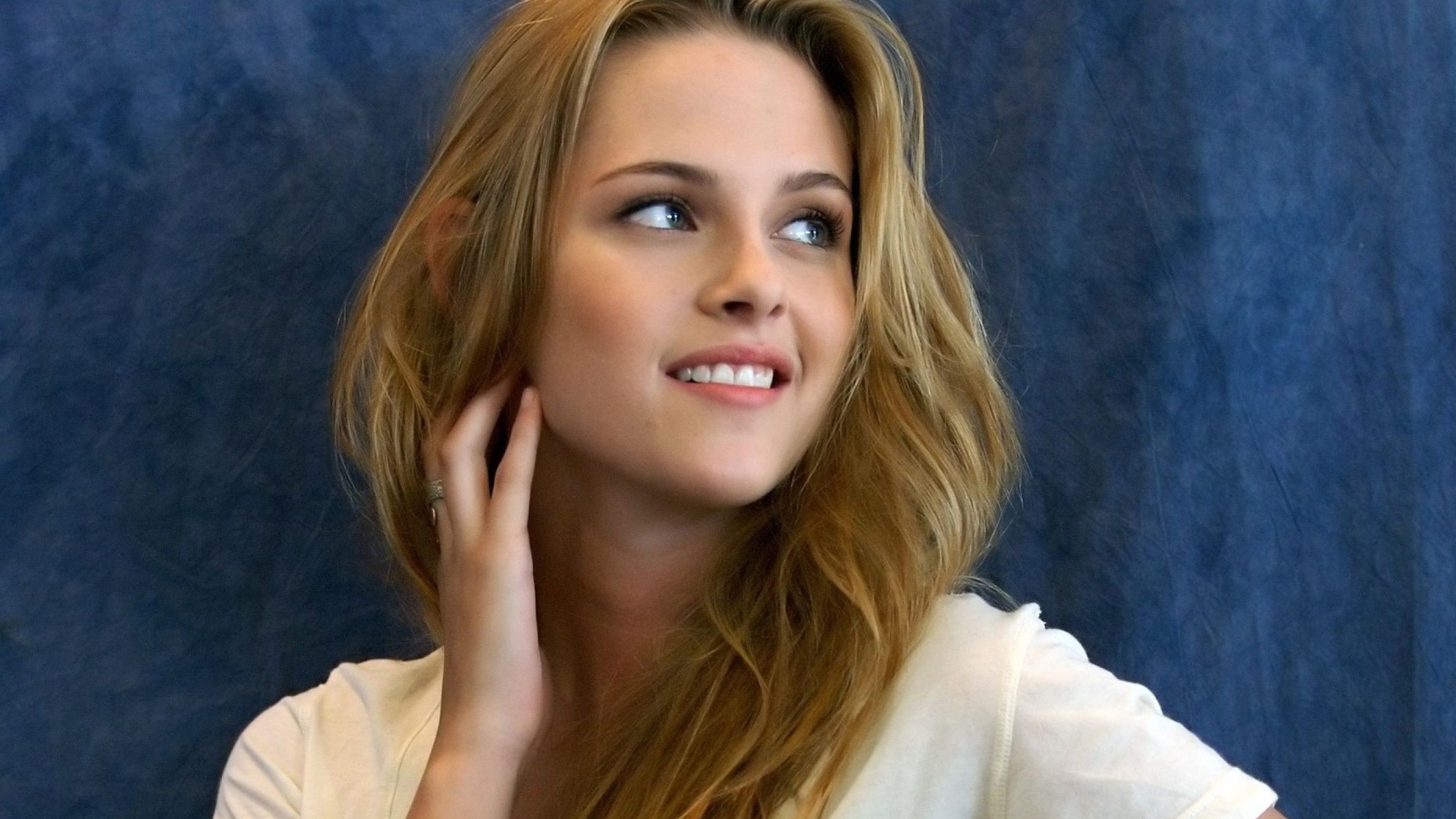 Улыбающаяся нежная девушка, актриса Кристен Стюарт