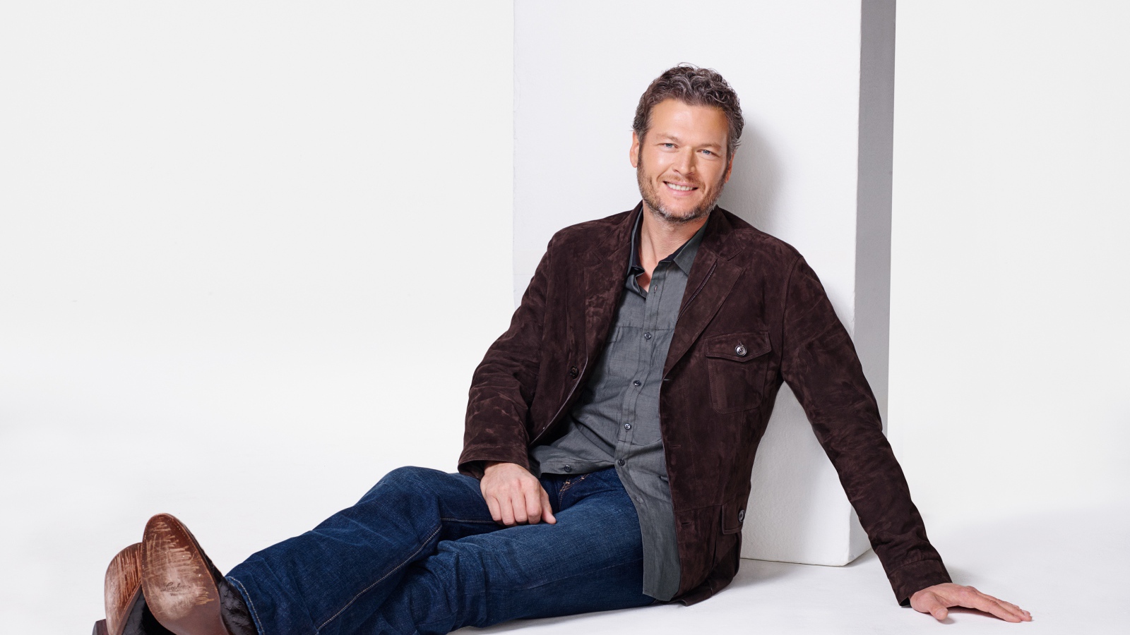 Стильный актер Блейк Шелтон на сером фоне