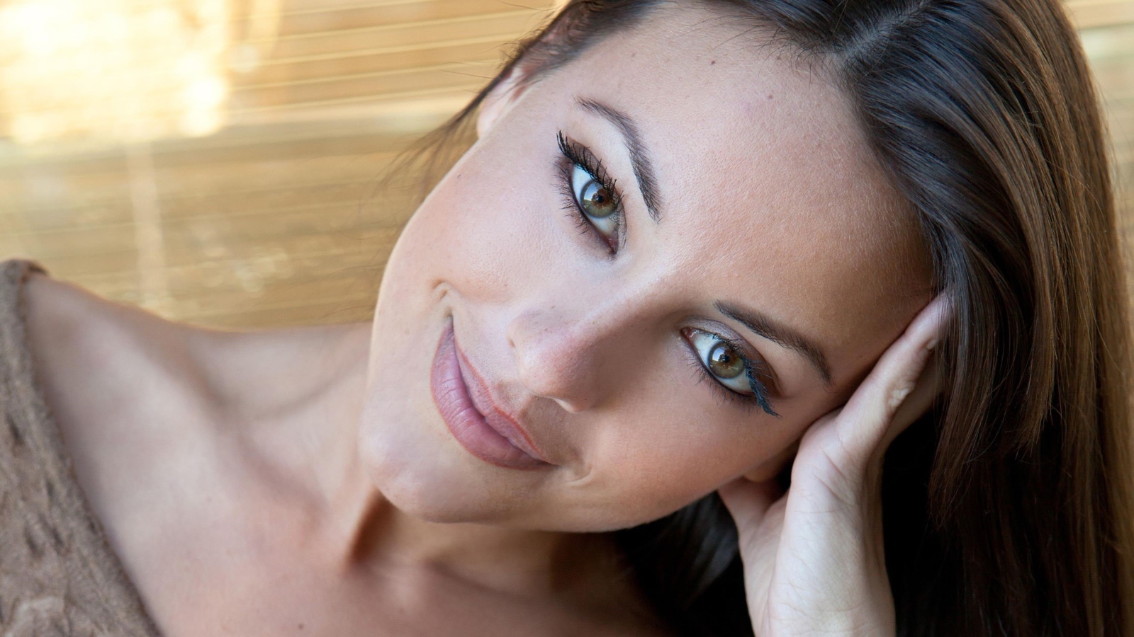 Нежная зеленоглазая актриса Лорена Гарсия