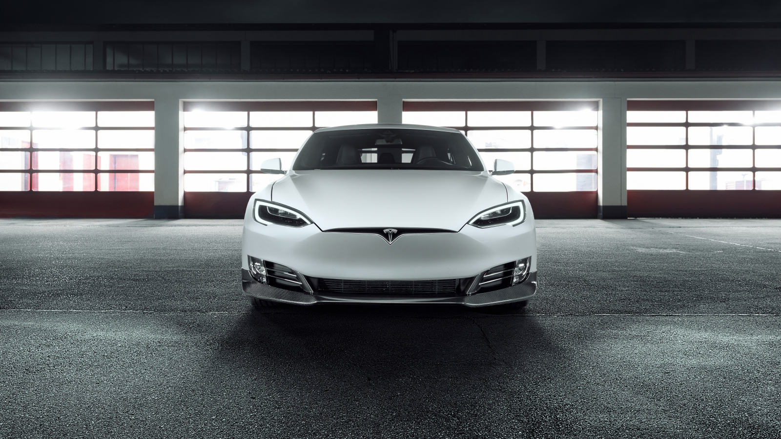 Белый электромобиль Tesla Model S, вид спереди