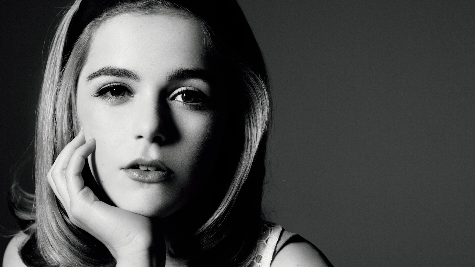 Молодая блондинка актриса Кирнан Шипка, черно-белое фоне 