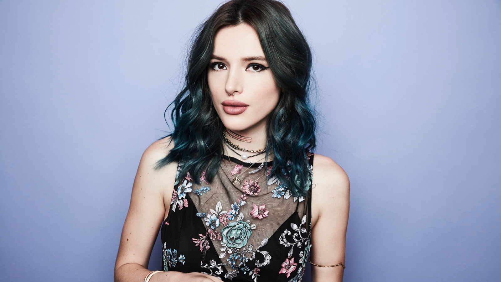 Молодая брюнетка,  актриса Белла Торн