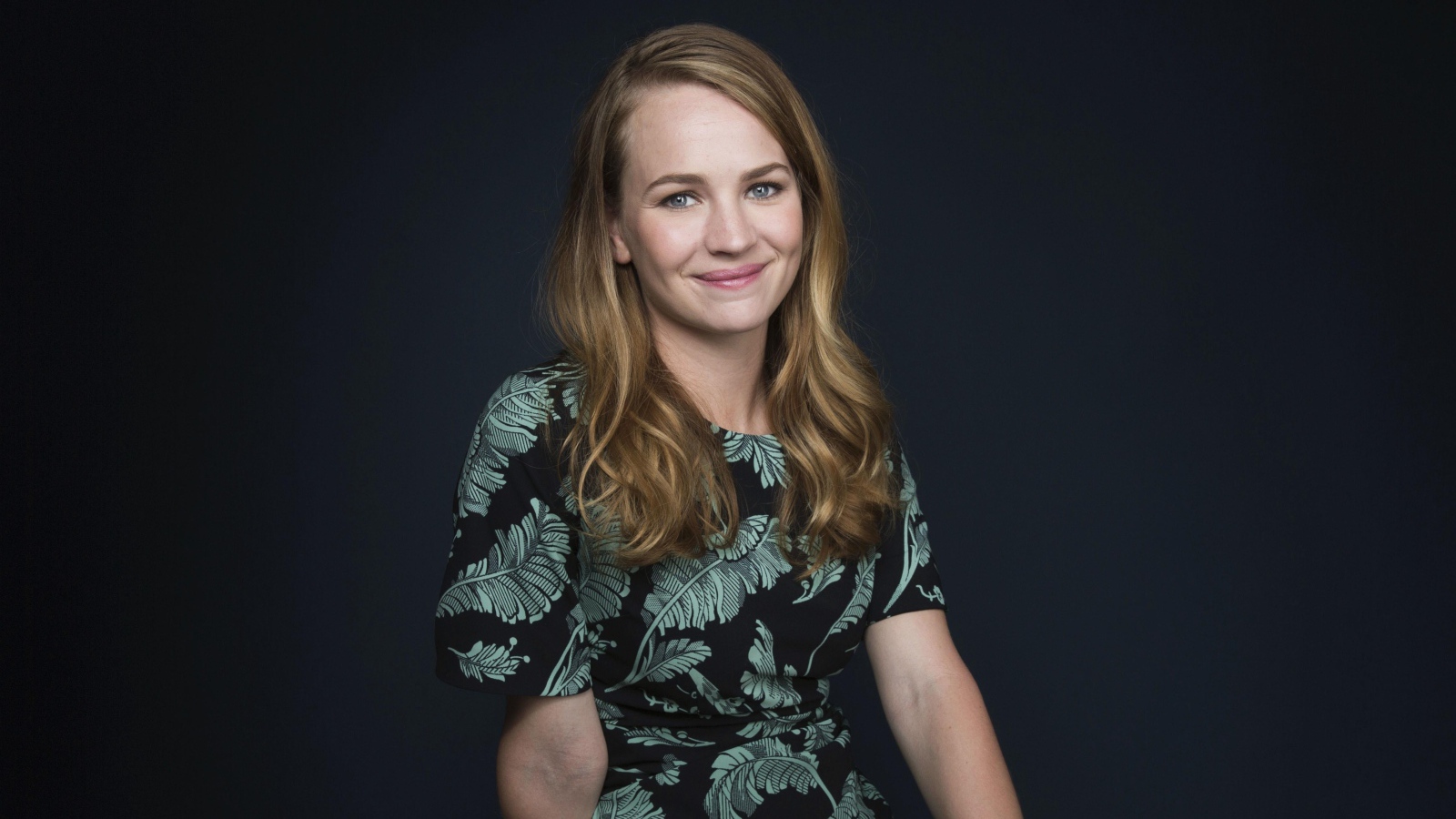 Молодая улыбающаяся актриса Бритт Робертсон