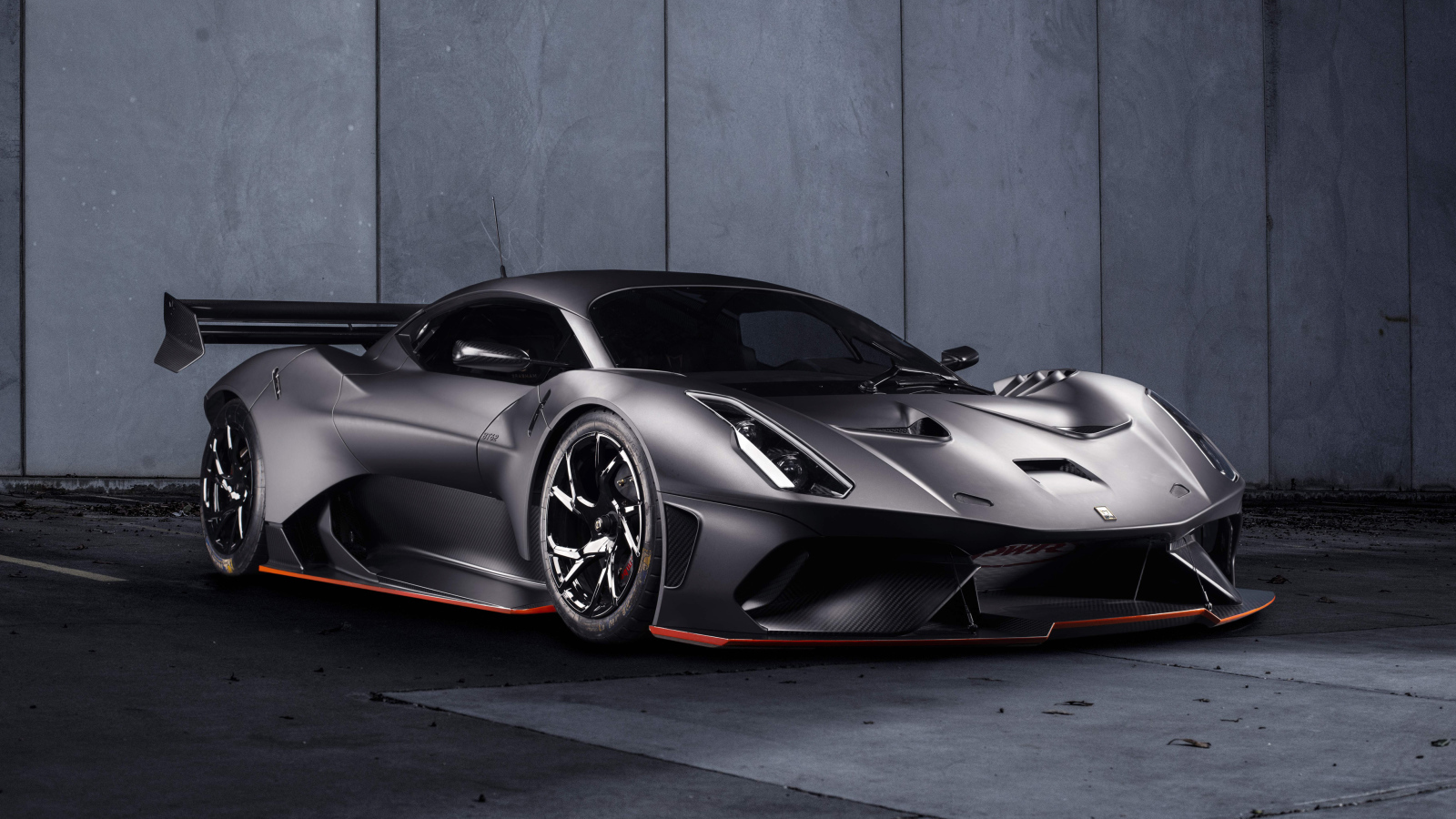 Серебристый спортивный автомобиль Brabham BT62 Road  2019 года
