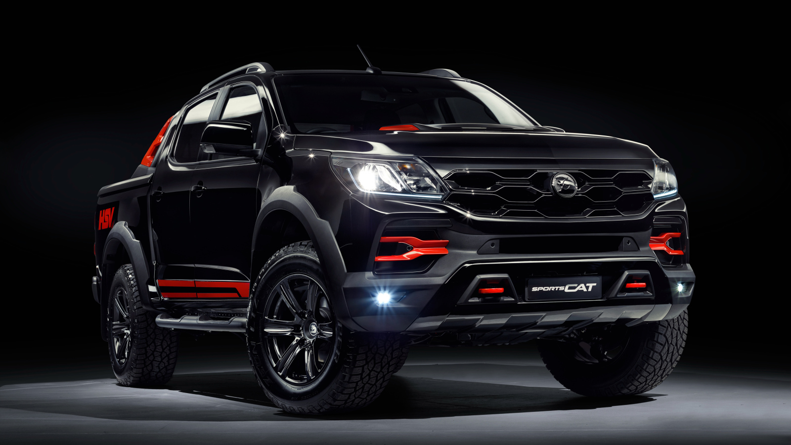 Черный пикап HSV Colorado SportsCat R 2019 года на черном фоне