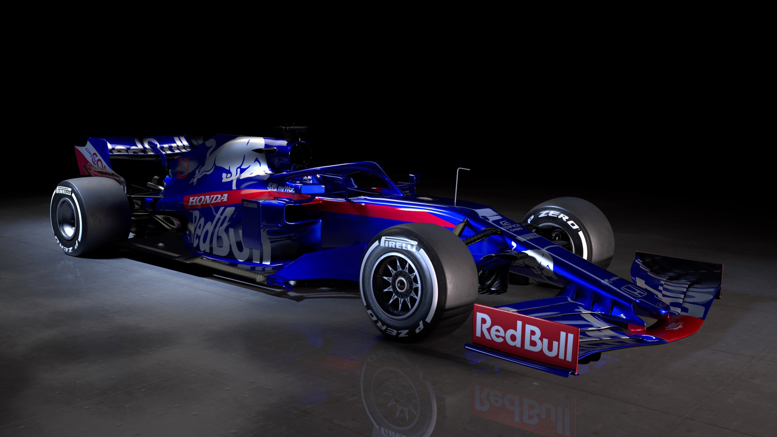 Синий гоночный автомобиль Toro Rosso STR14 2019 года на черном фоне