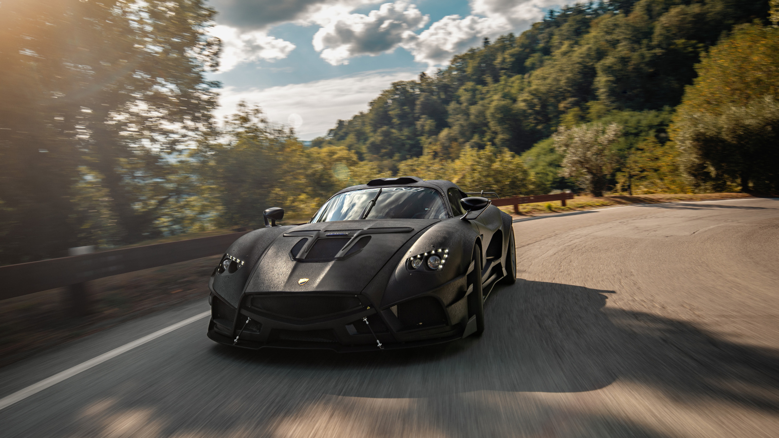 Серый автомобиль Mazzanti Evantra на трассе