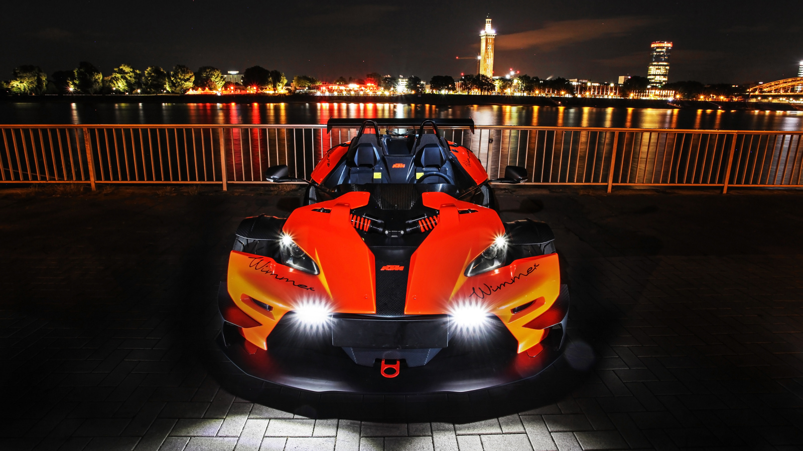 Оранжевый гоночный автомобиль Wimmer RS KTM X-Bow R, 2019 года