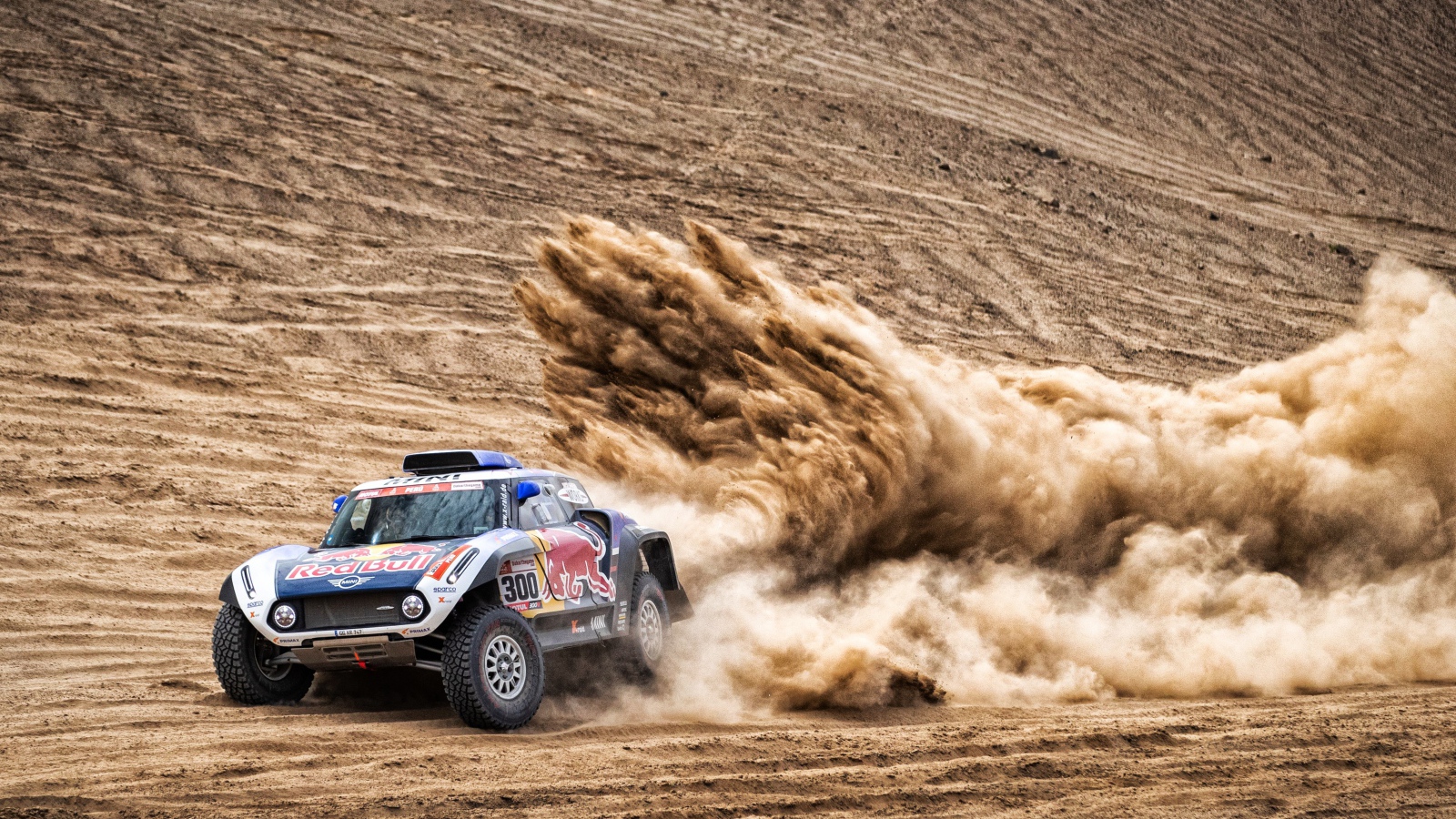 Спортивный автомобиль на песке в пустыне на Ралли