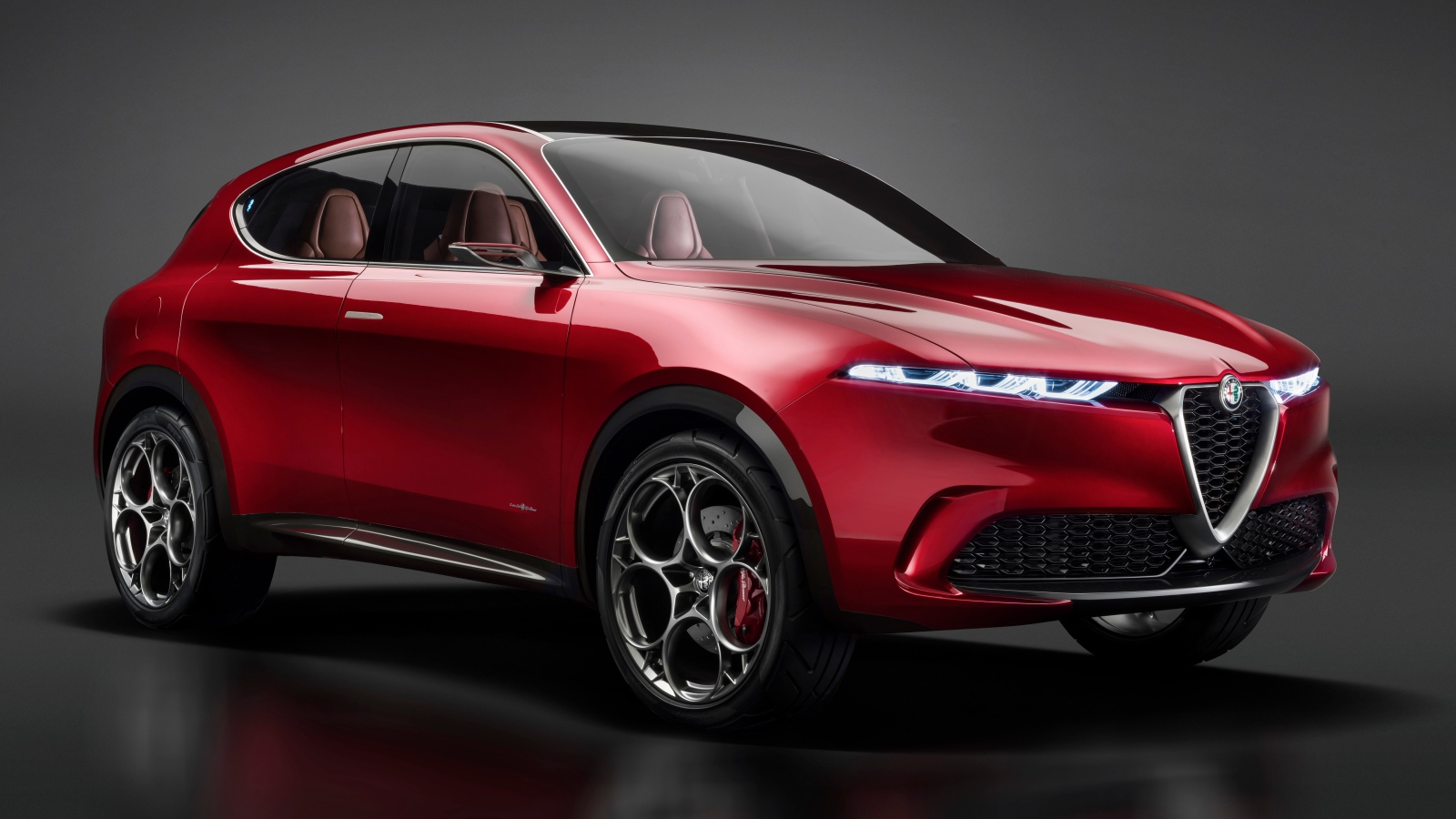 Красный внедорожник Alfa Romeo Tonale Concept, 2019 года на сером фоне
