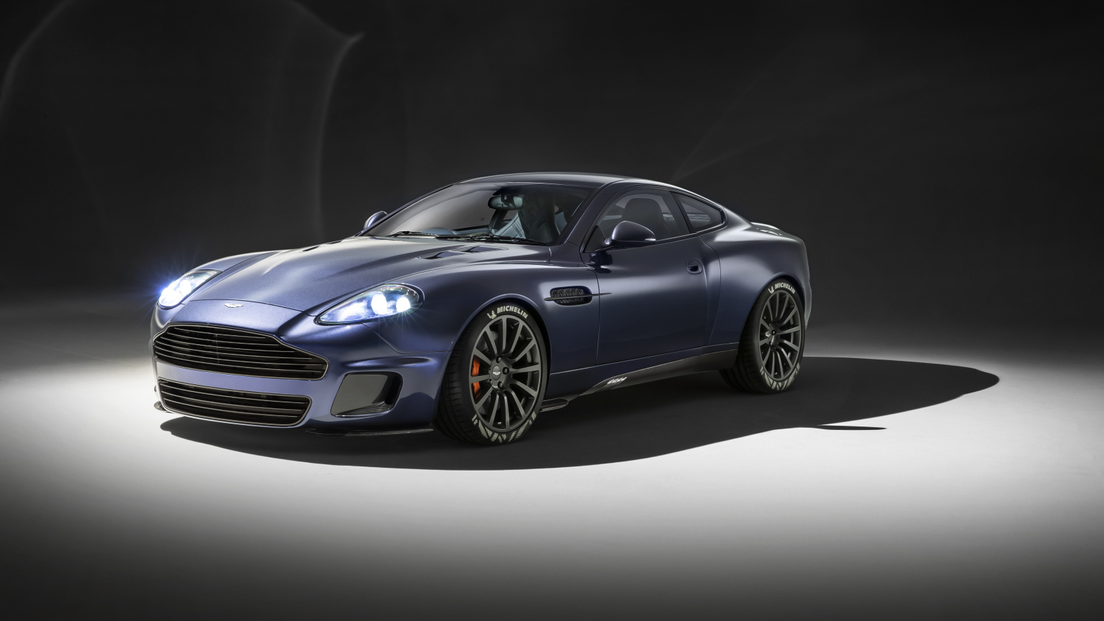 Автомобиль Aston Martin Vanquish 25 Callum 2019 года с включенными фарами