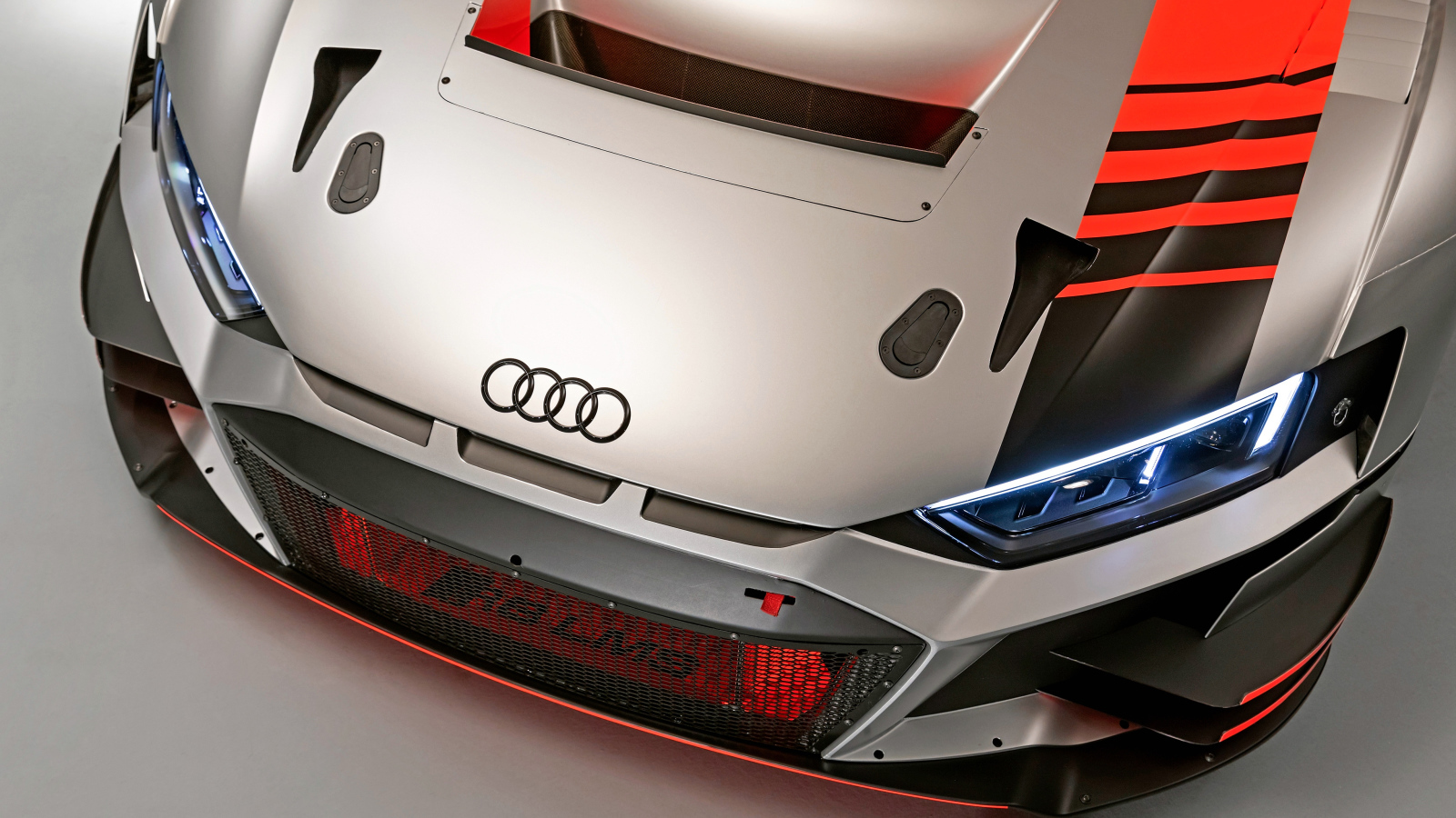 Включенные фары автомобиля Audi R8 LMS 2019 года