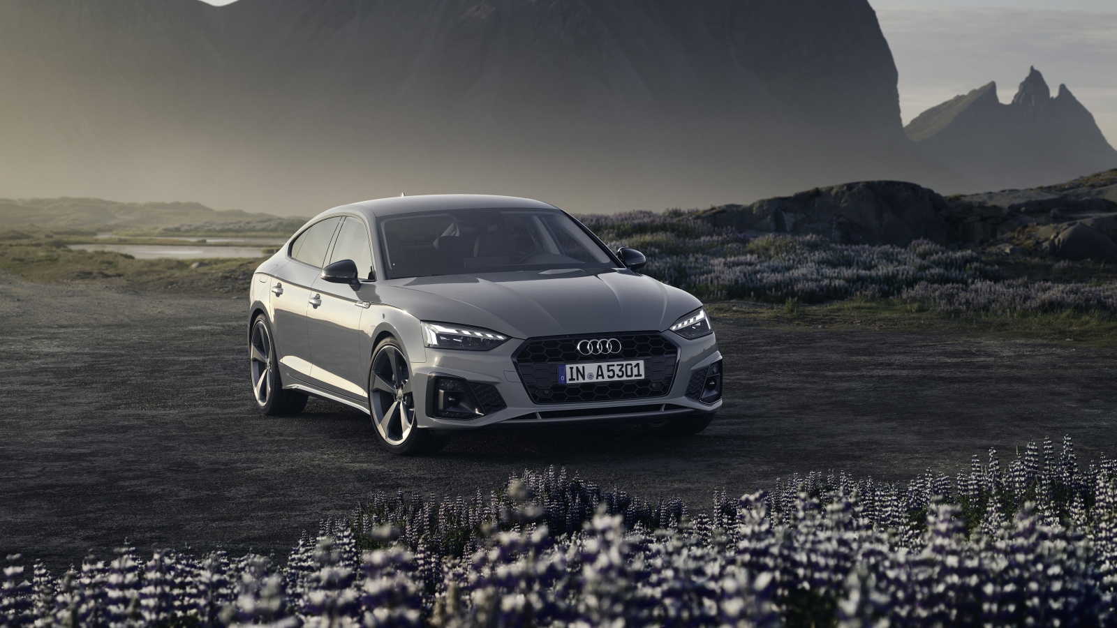 Автомобиль Audi A5 Sportback 40 TFSI S Line 2019 года на фоне гор