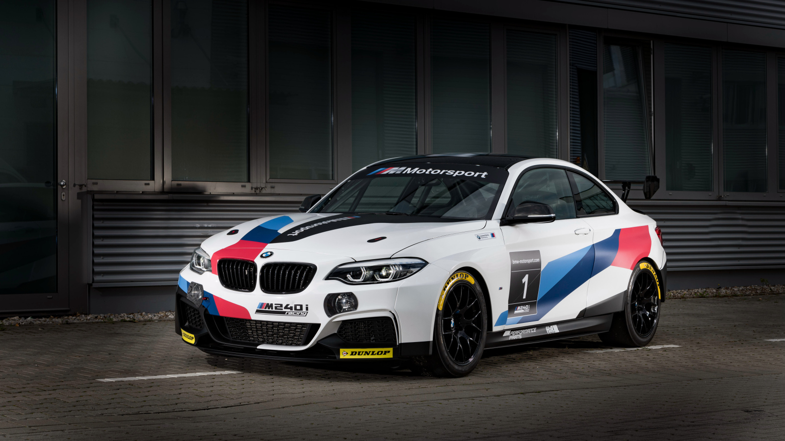 Спортивный автомобиль BMW M240i Racing 2018 года