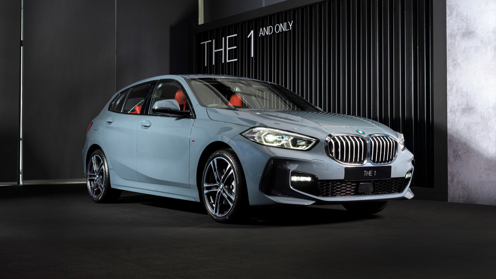 Серебристый автомобиль BMW 118i M Sport 2019 года
