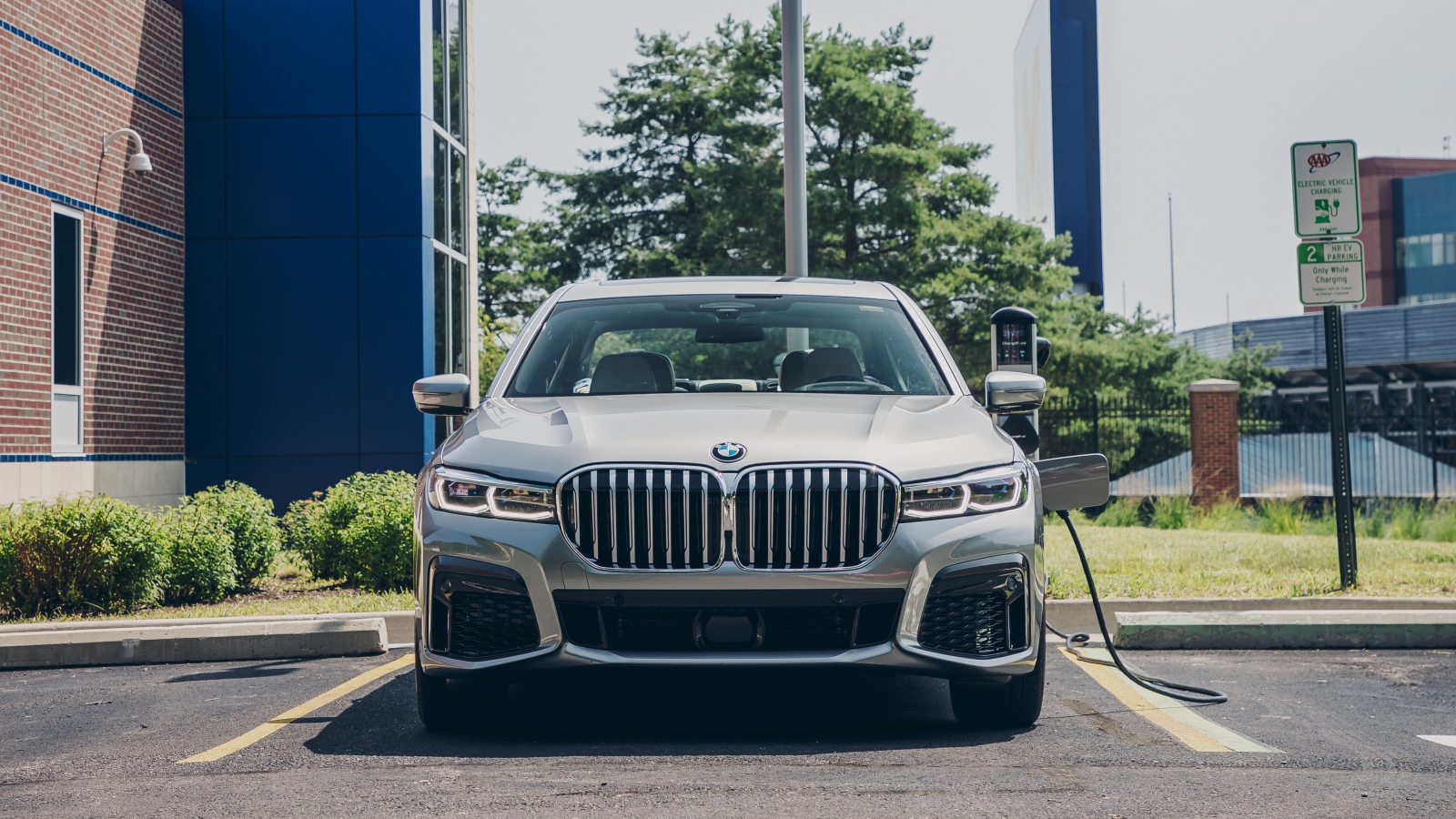 Автомобиль  BMW 745e XDrive M Sport, 2020 года на заправке