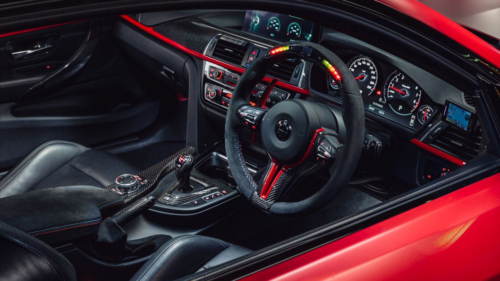 Черный салон красного автомобиля BMW M4 