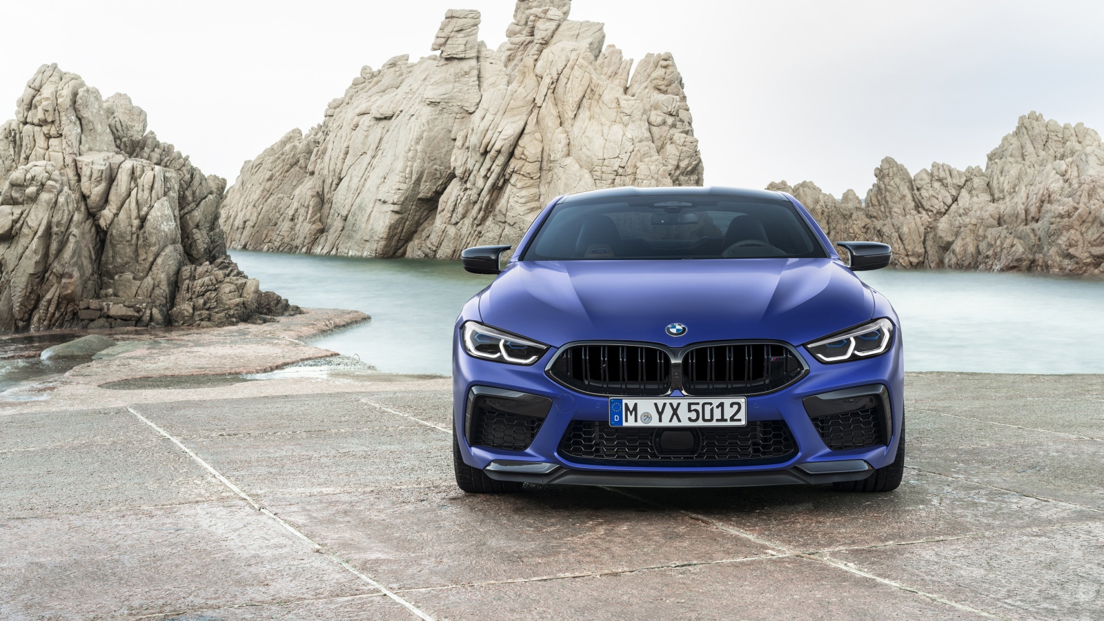 Синий BMW M8 Competition Coupe, 2019 года у воды