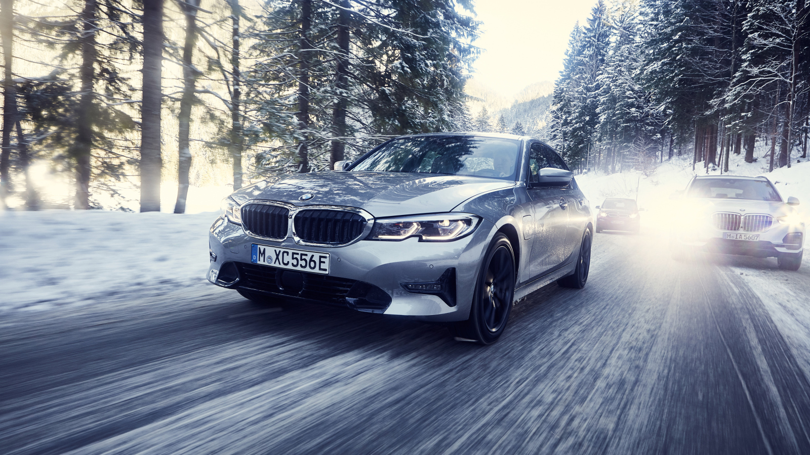 Серый автомобиль BMW 330e 2019 года на скользкой трассе