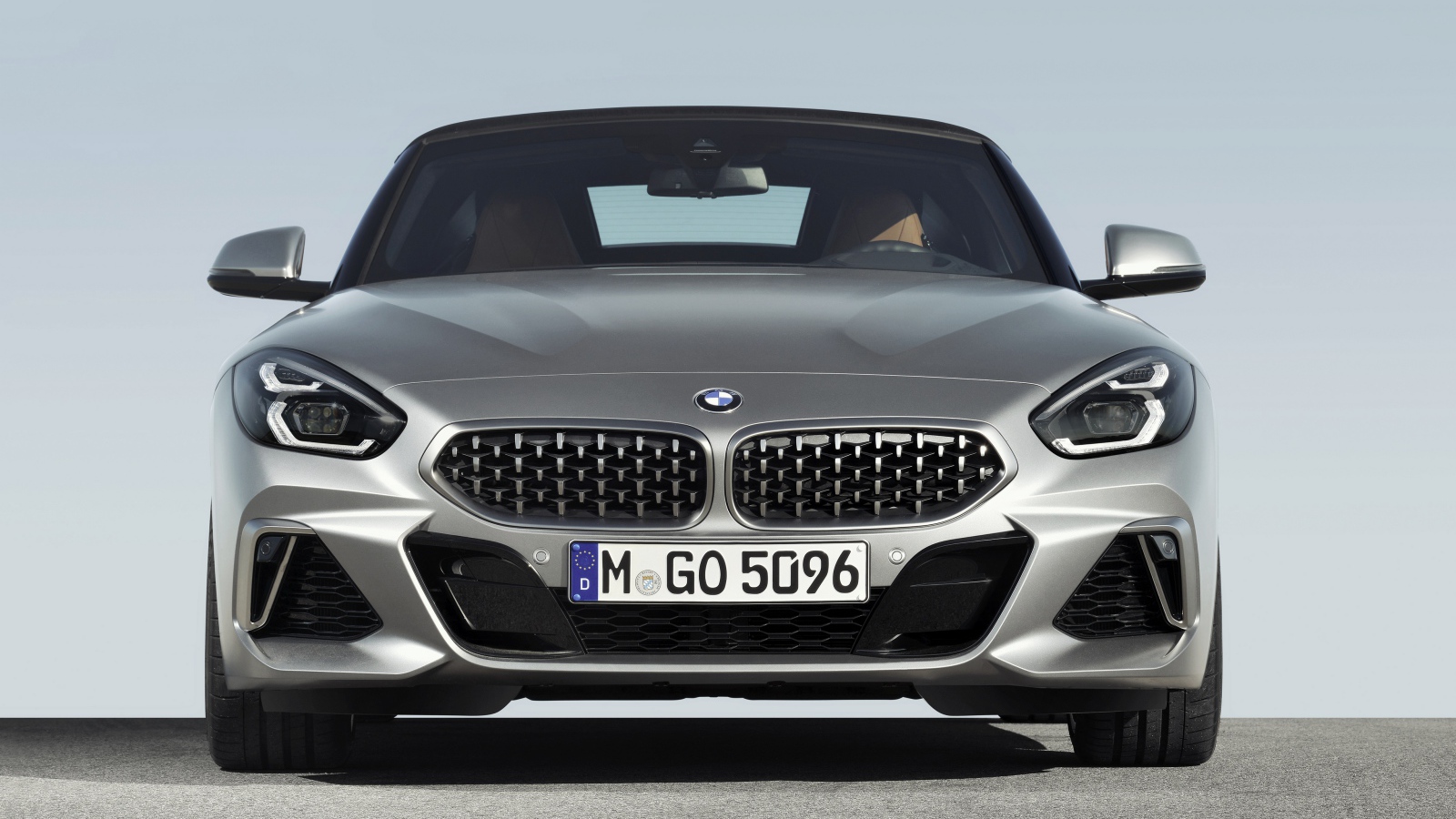 Серебристый автомобиль BMW Z4 вид спереди