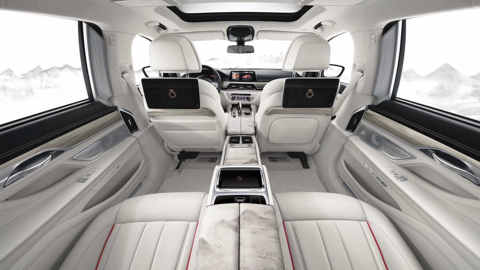 Просторный салон автомобиля BMW 7,  2019 года