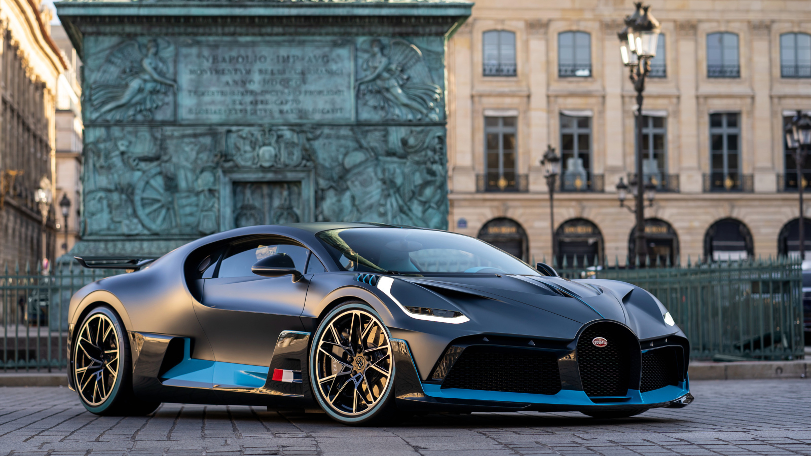 Черный автомобиль Bugatti Divo на улице Парижа