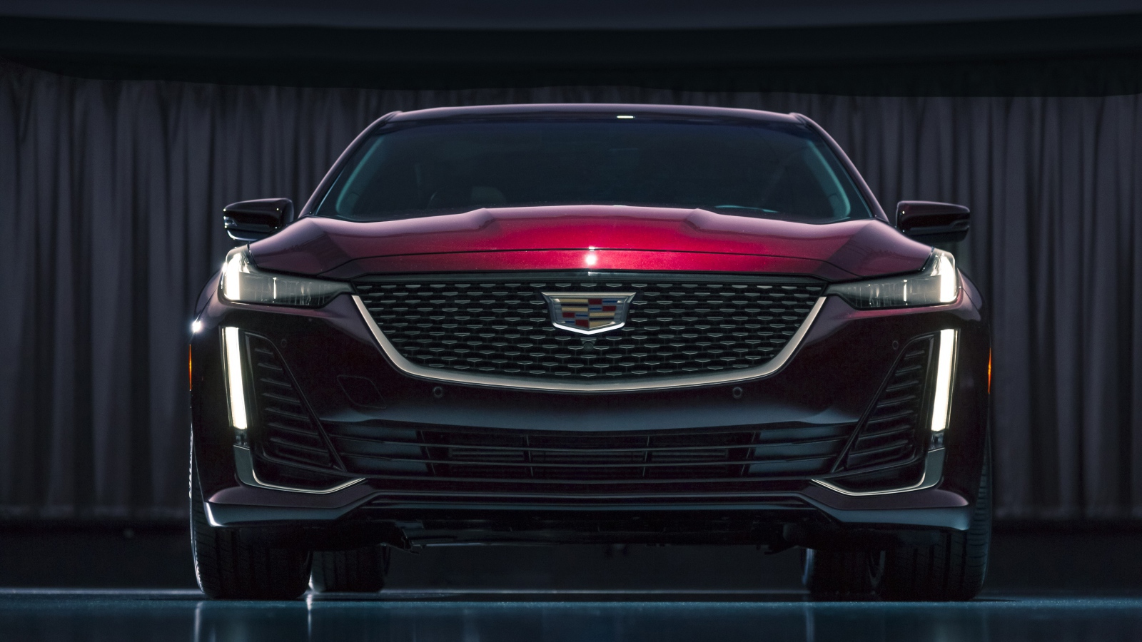Автомобиль Cadillac CT5, 2020 года вид спереди