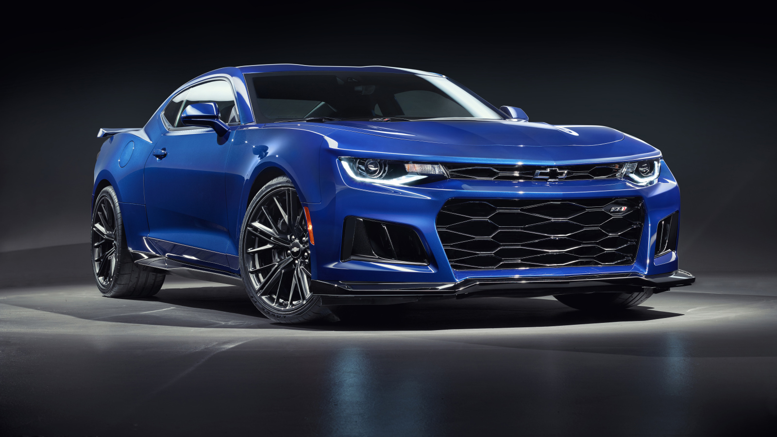 Синий автомобиль Chevrolet Camaro ZL1, 2019 года на сером фоне
