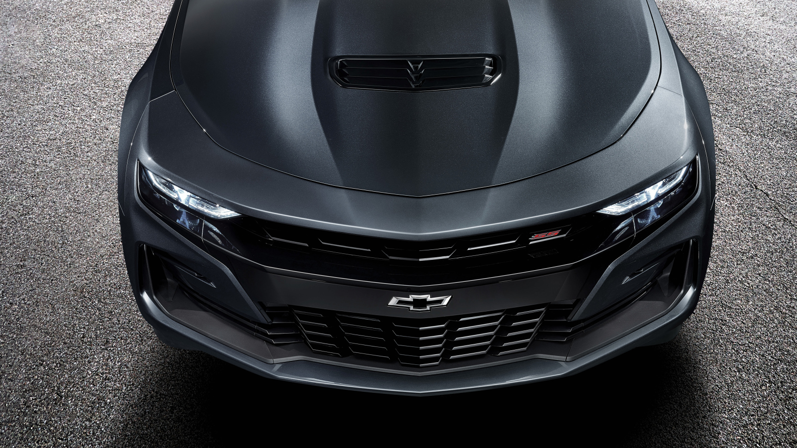 Передняя часть автомобиля Chevrolet Camaro SS 2019 года 